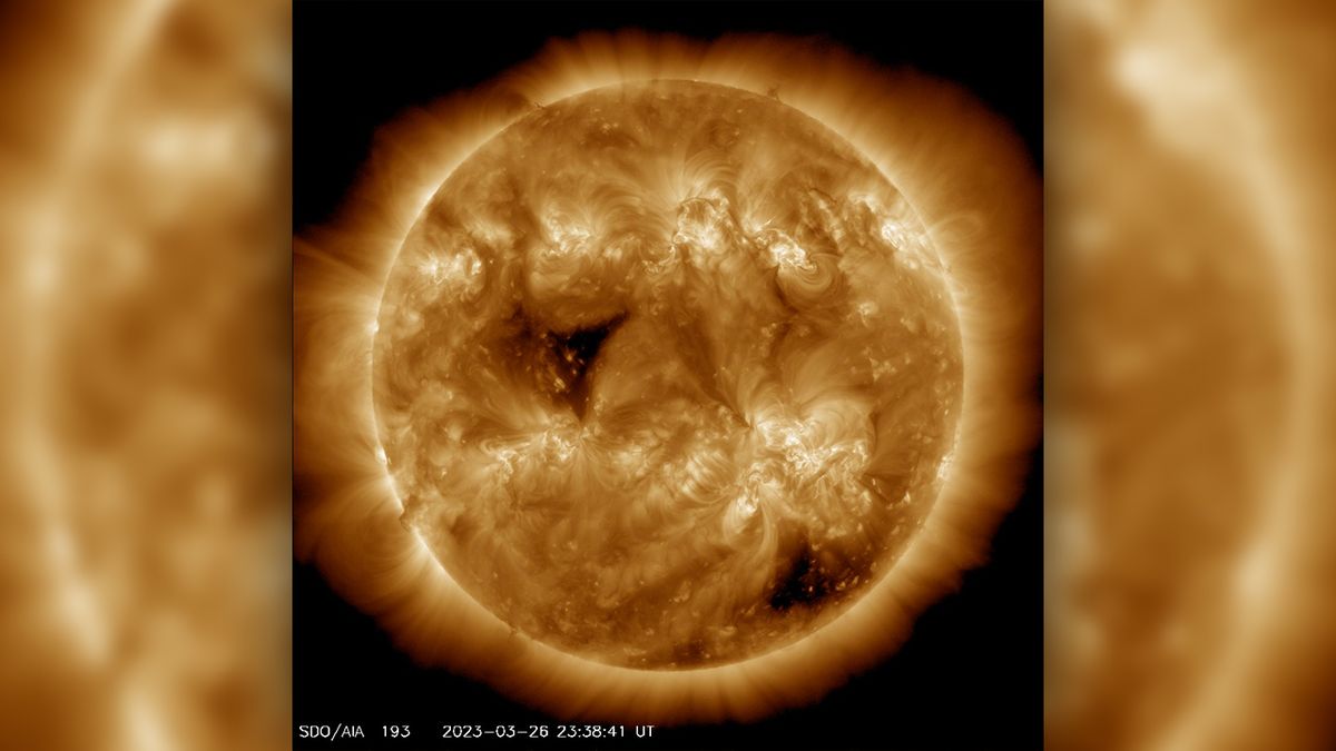 Druhá obří díra ve Slunci během jednoho týdne